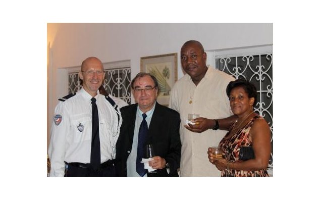 MM. BILLET et TEYSSIER, en compagnie de M. Errol ALEXANDER, adjoint au chef de la police de Sainte-Lucie